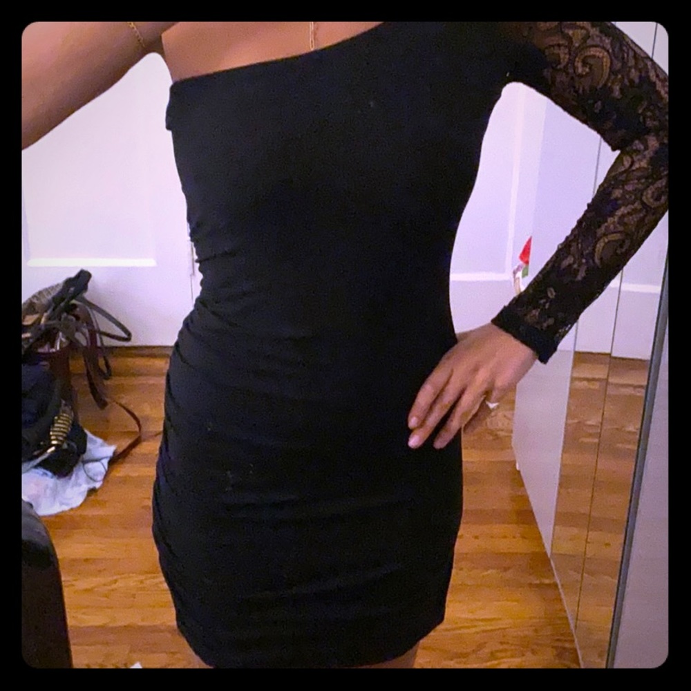 Body con one shoulder lace sleeve dress